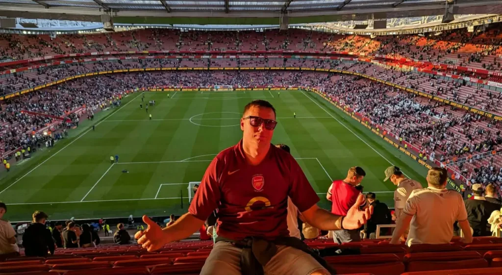 Tomasz Piotrowiak na trybunach Emirates Stadium podczas meczu Arsenalu