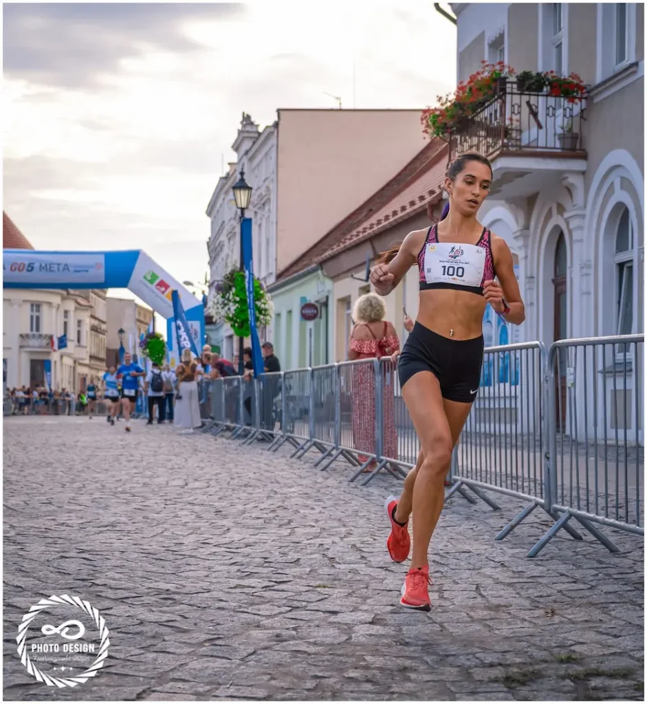 Weronika Stańczak na trasie biegu ulicznego